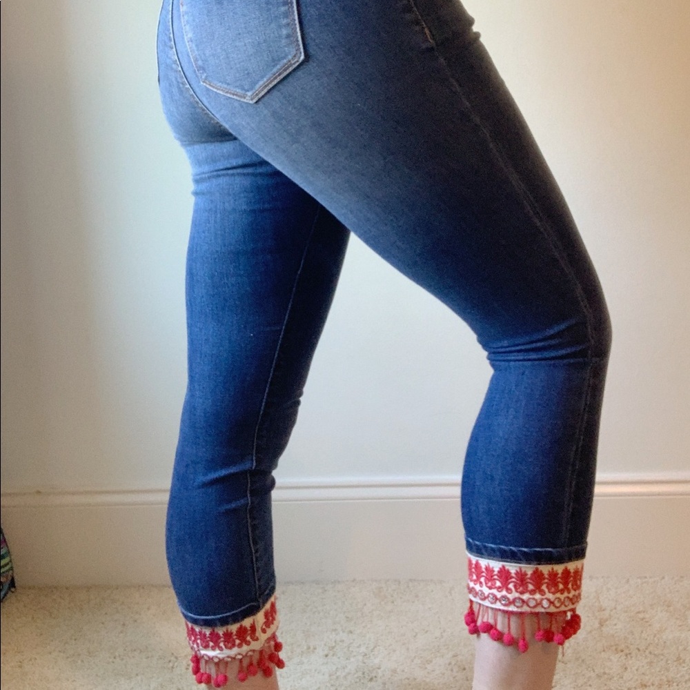 Jeans with red details on the ankle!!